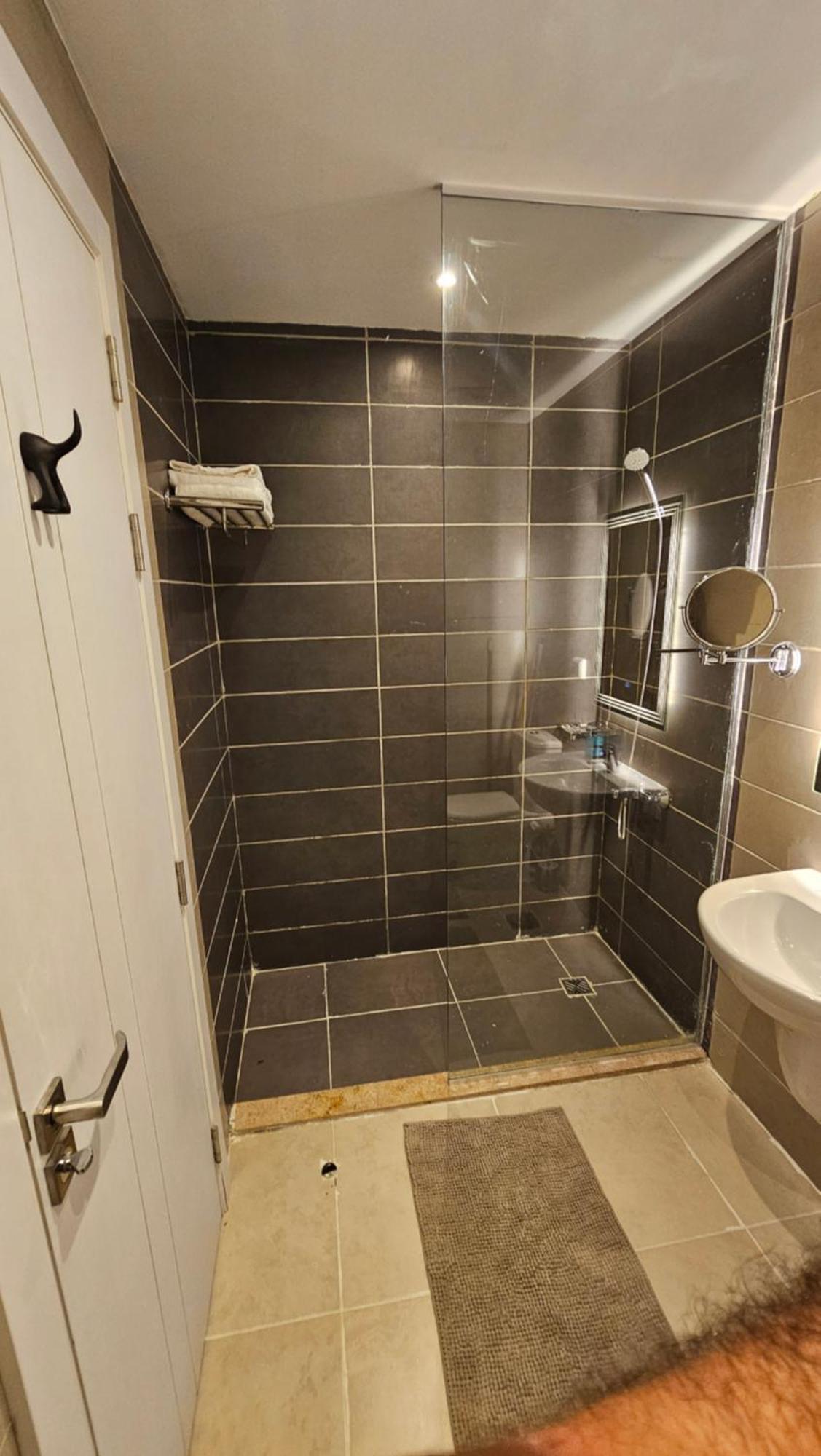 G Cribs Stylish Daire *